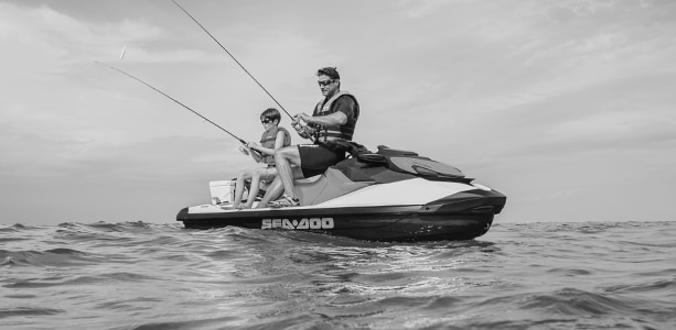 Un père et son fils à la pêche sur une motomarine Sea-Doo
